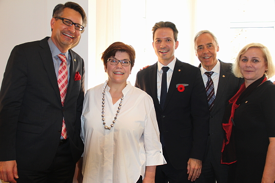 Alex Herrmann, directeur pour les Amériques; Elisabeth Bösch Malinen, consule générale de Suisse au Canada; Pascal Prinz,nouveau directeur de Suisse Tourisme pour le marché canadien; Urs Eberhard, directeur des marchés et Ursula Beamish-Maeder, responsable des relations médias en Amérique du nord pour Suisse Tourisme.