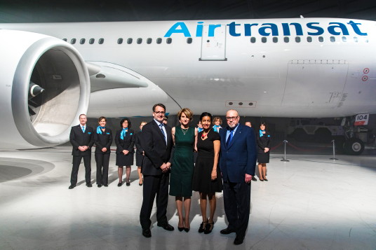 Jean-François Lemay, président-directeur général d’Air Transat, Annick Guérard, chef de l’exploitation de Transat, Dominique Anglade, vice-première ministre, ministre de l’Économie, de la Science et de l’Innovation et ministre responsable de la Stratégie numérique du Québec, et Jean-Marc Eustache, président et chef de la direction de Transat