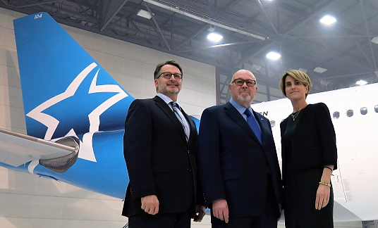 Jean-François Lemay, président-directeur général d’Air Transat, Jean-Marc Eustache, président et chef de la direction de Transat, et Annick Guérard, chef de l’exploitation de Transat Jean-François Lemay, président-directeur général d’Air Transat, Jean-Marc Eustache, président et chef de la direction de Transat, et Annick Guérard, chef de l’exploitation de Transat