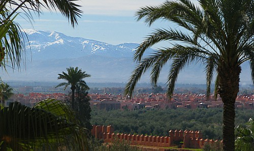 En toile de fond de Marrakech: les Monts Atlas