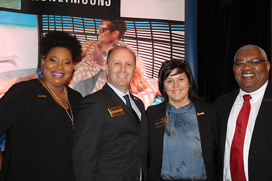 Les hôtes de la soirée: Guy Archambault et Sandra Brousseau, directeurs dév. affaires au Québec, en compagnie de Maureen Barnes-Smith, directrice ventes et marketing et Gary C. Sadler, vice-président ventes senior (Unique Vacations) Les hôtes de la soirée: Guy Archambault et Sandra Brousseau, directeurs dév. affaires au Québec, en compagnie de Maureen Barnes-Smith, directrice ventes et marketing et Gary C. Sadler, vice-président ventes senior (Unique Vacations)