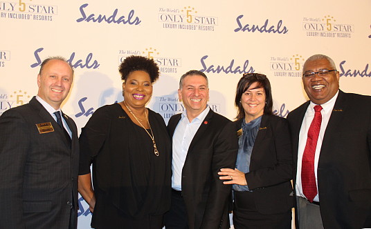 Guy Archambault, Maureen Barnes-Smith, Nino Montagnese (Vacances Air Canada), Sandra Brousseau et Gary C. Sadler