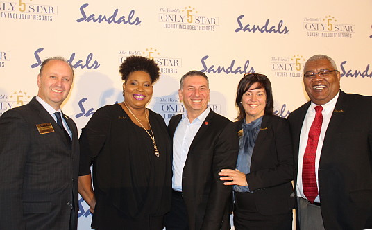 Guy Archambault, Maureen Barnes-Smith, Nino Montagnese (Vacances Air Canada), Sandra Brousseau et Gary C. Sadler Guy Archambault, Maureen Barnes-Smith, Nino Montagnese (Vacances Air Canada), Sandra Brousseau et Gary C. Sadler