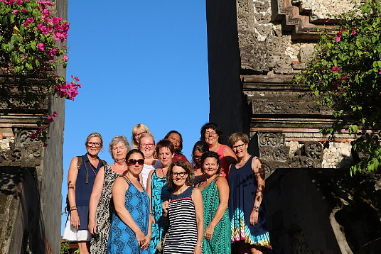 Voyage de familiarisation à Bali, de gauche à droite : Fabienne Pilotte, Marie-Hélène Jacques, notre guide Sudiana, Elaine Morton, Lise Giguère, Marie-Claude Tremblay, Chantal Barry, Marie-Claude Packwood, Dorice Tremblay, Sophie Desrochers, Dominique Lachance, Lucie Prévost.