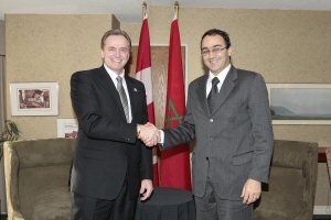 Le ministre d'Etat (Transports), Rob Merrifield (gauche) et le ministre des Transports et de l'Equipement du Maroc, Karim Ghellab, discutent du récent accord élargi de transport aérien conclu entre les deux pays. Le ministre d'Etat (Transports), Rob Merrifield (gauche) et le ministre des Transports et de l'Equipement du Maroc, Karim Ghellab, discutent du récent accord élargi de transport aérien conclu entre les deux pays.