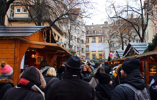 Certains marchés attirent des foules très denses, notamment les fins de semaine Certains marchés attirent des foules très denses, notamment les fins de semaine