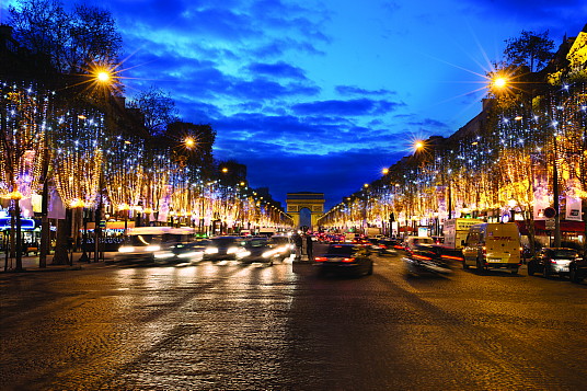 Les Champs Elysées (Conception et réalisation : Blachere Illumination - Crédit photo : Jérémie Pitot – Office de tourisme de Paris)