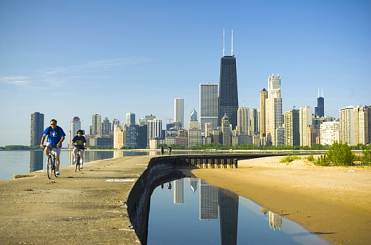 En vélo le long du lac Michigan (crédit Choose Chicago)