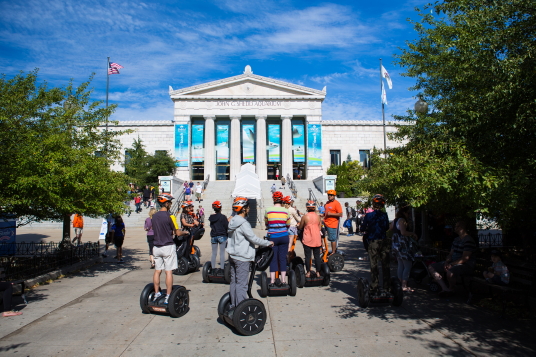 En segway devant le Shedd Aquarium (crédit : Choose Chicago)