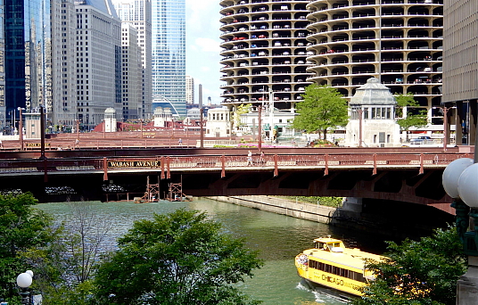 Sur la rivière Chicago à la hauteur de l’avenue Wabash où se situe le point de départ de la mythique route 66! Sur la rivière Chicago à la hauteur de l’avenue Wabash où se situe le point de départ de la mythique route 66!