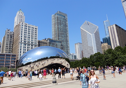 Le Cloud Gate : La sculpture en acier de l’artiste Anish Kapoor. Le Cloud Gate : La sculpture en acier de l’artiste Anish Kapoor.