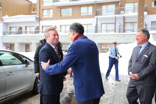 Le président du Club Med Henri Giscard d'Estaing accueille le secrétaire d'État Jean-Baptiste Lemoyne au village de Samoëns Morillon