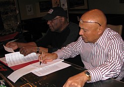 Le pianiste Joe Sealy et Colin Hunter peaufinant leur '' gig '' Le pianiste Joe Sealy et Colin Hunter peaufinant leur '' gig ''