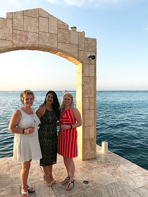 TDC agent@home Lori Kennedy inspecte les sites de destination wedding en compagnie de Michelle Armstrong, Chef, groupes & programmes spéciaux, et Anita Stephens, TDC agent@home.