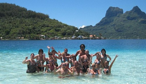 Pic nic sur un motu lors d'une excursion - observation des requins Pic nic sur un motu lors d'une excursion - observation des requins