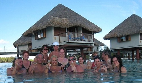 A l'Hôtel Méridien de Bora Bora - l'établissement avait offert une bouteille de champagne à tous les membres du groupe