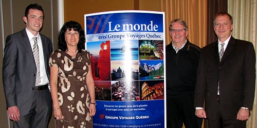 Laurent Plourde, responsable marketing; Diane Desbiens, représentante Montréal; Jean Martel directeur ventes agences et Marc Belzile, guide - accompagnateur de Groupe Voyages Québec. Laurent Plourde, responsable marketing; Diane Desbiens, représentante Montréal; Jean Martel directeur ventes agences et Marc Belzile, guide - accompagnateur de Groupe Voyages Québec.