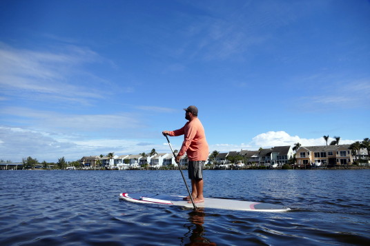 Paddleboard avec Blueline Outboard