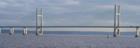 le pont qui enjambe l'estuaire de Severn et porte d' entrée du pays de Galles. le pont qui enjambe l'estuaire de Severn et porte d' entrée du pays de Galles.