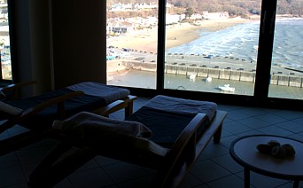 Les salles de repos et de soins du St-Brides Spa Hotel offrent une vue plongeante sur la plage.