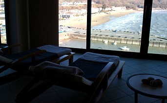 Les salles de repos et de soins du St-Brides Spa Hotel offrent une vue plongeante sur la plage. Les salles de repos et de soins du St-Brides Spa Hotel offrent une vue plongeante sur la plage.