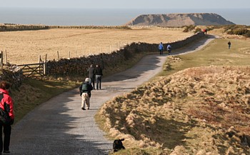 A Rhossili, les sentiers mènent vers un îlot surnommé '' Worms Head ''