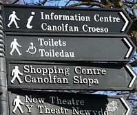 Tous les panneaux sont bilingues. Tous les panneaux sont bilingues.