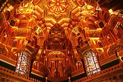 Une salle du château de Cardiff, dont le plafond est entièrement couvert de dorures. Une salle du château de Cardiff, dont le plafond est entièrement couvert de dorures.