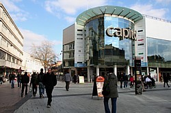 Le centre-ville de Cardiff compte plusieurs centres commerciaux, flambants neufs, qui regroupent toutes les grandes enseignes. Le centre-ville de Cardiff compte plusieurs centres commerciaux, flambants neufs, qui regroupent toutes les grandes enseignes.