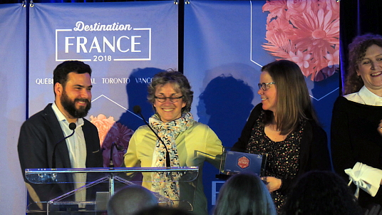 L'équipe de Vélo-Québec reçoit son trophée des mains de  Sylvain Parrot, technicien d’art, chargé de l’entretien du patrimoine arboricole au Château de Versailles