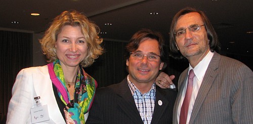 Caroline Putnoki et Jean-Philippe Pérol d'Atout France entourent Robert Trudeau d'Air France Caroline Putnoki et Jean-Philippe Pérol d'Atout France entourent Robert Trudeau d'Air France