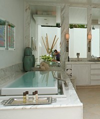 Les nouvelles villas de Cap Juluca (à venir dans un an) auront des salles de bain comme celle-ci: avec une douche, un bain à débordement et un jacuzzi pour deux.