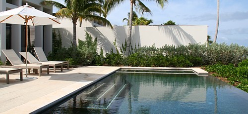 La terrasse et la piscine d'une villa, au Viceroy.