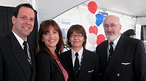 Maryse Martel, directrice commercialisation  V.T. / Nolitours entourée de pilotes de Canjet Maryse Martel, directrice commercialisation  V.T. / Nolitours entourée de pilotes de Canjet