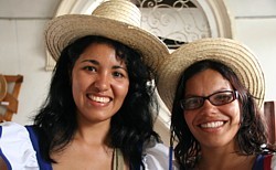 Deux jeunes filles arborant le costume et le chapeau traditionnels.