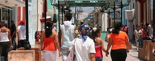 Le centre de Bayamo est traversé par une rue piétonne très animée. Le centre de Bayamo est traversé par une rue piétonne très animée.