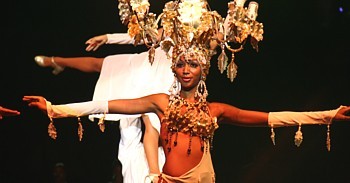 Le nouveau spectacle du Tropicana de Santiago met en vedette les différentes cultures caribéennes. Le nouveau spectacle du Tropicana de Santiago met en vedette les différentes cultures caribéennes.