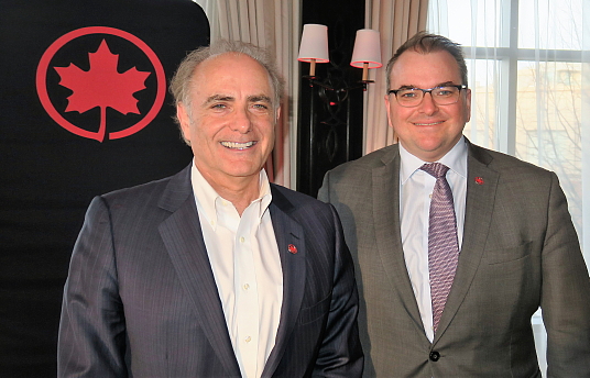 Calin Rovinescu, président et chef de la direction et David Rheault, directeur Affaires gouvernementales et relations avec les collectivités d'Air Canada Calin Rovinescu, président et chef de la direction et David Rheault, directeur Affaires gouvernementales et relations avec les collectivités d'Air Canada