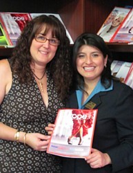 RoseAnna Cirino de Voyages Universel à Montréal (à gauche) apprend de Jennipher Santa Cruz, RDC, Tours Maison /Intair Vacances, qu’elle est l’heureuse gagnante du concours. RoseAnna Cirino de Voyages Universel à Montréal (à gauche) apprend de Jennipher Santa Cruz, RDC, Tours Maison /Intair Vacances, qu’elle est l’heureuse gagnante du concours.