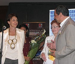 La journaliste Hélène Clément reçoit son trophée des mains d' Abdelghani Ragala, représentant du Maroc