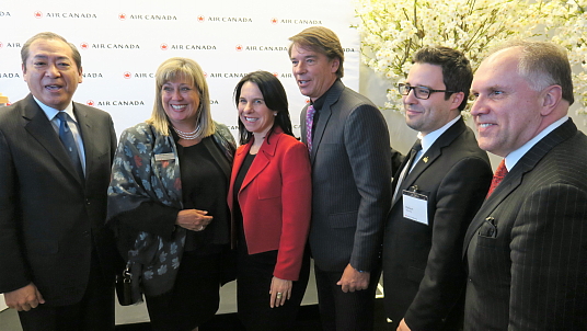 Hideaki KURAMITSU, Consul Général du Japon à Montréal; Lucie Guillemette, vice-président principale et Chef des Affaires commerciales d'Air Canada  Valérie Plante, Mairesse de Montréal; Yves Lalumière, PDG de Tourisme Montréal; Robert Beaudry, Conseiller municipal de St-Jacques et Philippe Rainville, PDG d'ADM. Hideaki KURAMITSU, Consul Général du Japon à Montréal; Lucie Guillemette, vice-président principale et Chef des Affaires commerciales d'Air Canada  Valérie Plante, Mairesse de Montréal; Yves Lalumière, PDG de Tourisme Montréal; Robert Beaudry, Conseiller municipal de St-Jacques et Philippe Rainville, PDG d'ADM.