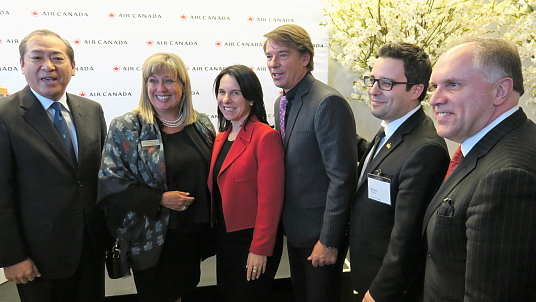 Hideaki KURAMITSU, Consul Général du Japon à Montréal; Lucie Guillemette, vice-président principale et Chef des Affaires commerciales d'Air Canada  Valérie Plante, Mairesse de Montréal; Yves Lalumière, PDG de Tourisme Montréal; Robert Beaudry, Conseiller municipal de St-Jacques et Philippe Rainville, PDG d'ADM.