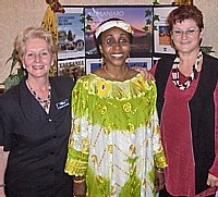 Suzanne Roussel, spécialiste Afrique de TC en compagnie de Badria Kiondo et Hélène Champagne, de la délégation tanzanienne.