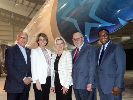 Vincent Crisanti, Conseiller municipal, ville de Toronto, Annick Guérard, Chef de l'exploitation, Transat, Bonnie Crombie, Mairesse de Mississauga, Jean-Marc Eustache, Président et chef de la direction, Transat, Michael Thompson, Conseiller municipal, ville de Toronto