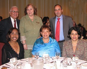 Debout :Laureano Cardoso,consul de Cuba à Québec, Maria de la Luz B'Hamel et Antonio Rodriguez tous deux ministre-conseiller à l'ambassade de Cuba; Assises: Rosa Adela Mejias Jiménez, directrice du Bureau de tourisme de Cuba à Montréal; Maria Elena Debout :Laureano Cardoso,consul de Cuba à Québec, Maria de la Luz B'Hamel et Antonio Rodriguez tous deux ministre-conseiller à l'ambassade de Cuba; Assises: Rosa Adela Mejias Jiménez, directrice du Bureau de tourisme de Cuba à Montréal; Maria Elena