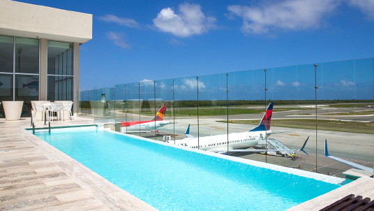 L'aéroport de Punta Cana ouvre un lounge VIP avec piscine L'aéroport de Punta Cana ouvre un lounge VIP avec piscine