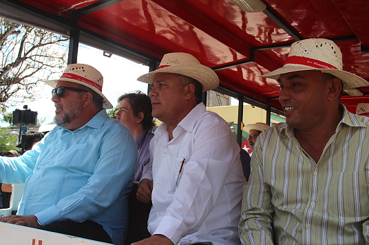 En compagnie d’autres dignitaires, Manuel Marrero Cruz visite Sagua La Grande.