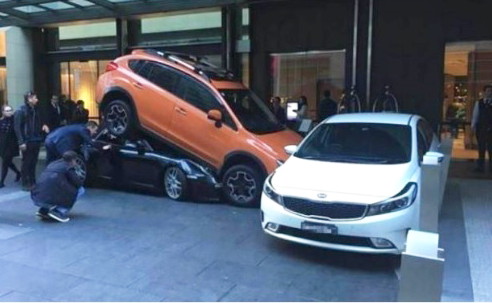 Un voiturier d'hôtel détruit une voiture de luxe