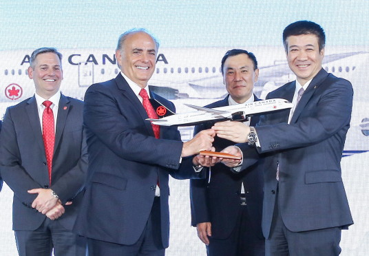 Craig Landry, Premier vice-président du chiffre d’affaires - Air Canada - Calin Rovinescu, Président et chef de la direction - Air Canada - Jianjiang Cai, président du conseil d’Air China - Zhiyong Song, président d’Air China (Groupe CNW/Air Canada)