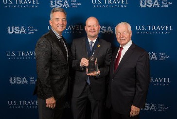 Roger Dow, président-directeur général de l’Association américaine du voyage, Elvi Cal, v.-p., développement de produits chez Voyages TravelBrands et Chris Thompson, président-directeur général de Brand USA